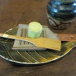 福助 - 生わさびをおろします。