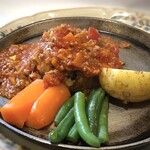 サエラ 2000吉 - ◆イタリアンハンバーグ（860円：税別）・・知人にお皿の向きを変えてとは言えず、反対側から撮りました。(^^;) チーズなどが入ったトマト風味のソースが美味しいそうです。