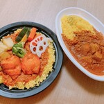 アマラ デリ - チキンミルチカレー  400円（右）、6種野菜のタンドリープレート  650円（左）