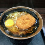 峠の蕎麦 - [かけ 330 + コロッケ 120 + 生卵 60 = 510円也] 　路麺らしからぬ待ち時間と供に… 　ジュージューと主張しながら登場 　揚げたてコロッケ♥