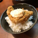 酒肴 新屋敷 - ご飯の上にアジフライとタルタルを乗せて、