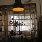 Miite Cafe - カウンターから見える棚(2020年3月)