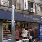 Nishikawa Seikaten - 年末の画像なので、店頭にはお供え餅がたくさん並んでいました。