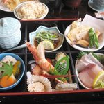 伊豫水軍 - 松華堂　２３１０円　（刺身・炊き合わせ・揚げ物・茶碗蒸し・釜飯・酢物・汁物・香の物）