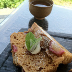 ルワム - 巨峰アーモンドケーキ