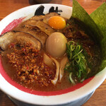 徳島ラーメン人生 - 豚バラ肉と炙ったチャーシューという贅沢な2種類の肉に加え、さらに辛味ひき肉、味玉、海苔までトッピング。いわゆる「黒系肉祭り」です。