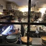 MoVida Bar de Tapas - 外からキッチンが見えます。