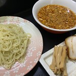 みらい - ピリ辛味噌つけ麺　こちらランチ限定です。濃厚な味噌と酸味・辛みを加えたスープが麺とよく合います。