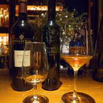 アルジャーノン シンフォニア - 左：オロロソ「ゴンザレス・ビアス・アルフォンソ」。フィノに比べるとやや甘みが強いが、十分辛口の部類に入る