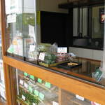 左半分は和菓子屋さん