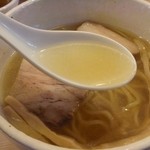 中華そば 慈庵 - うまみが口内にいっぱい広がるスープ