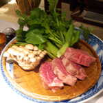 合掌レストラン 大藏 - 本日ステーキとなる素材のお披露目。室内が暗く、手ブレしちゃいました…