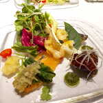 合掌レストラン 大藏 - 左下にふきのとう・百合根の天ぷら、スモークサーモン、中央に青柳貝の酢味噌、奥にサワラ西京焼