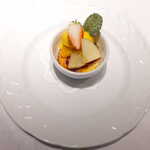 合掌レストラン 大藏 - 食後のデザートはクレームブリュレ。マンゴーソルベとフルーツで彩られる