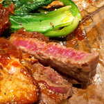 合掌レストラン 大藏 - 朴葉味噌の旨味と、肉の旨味が渾然一体。普通のステーキとは違う、美味しさがあります