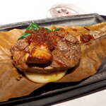 朴葉焼サーロインステーキ・フォアグラ乗せ。肉質は非常に柔らかく、旨味も十分。ミディアムレア、火入れの加減も過不足なし！