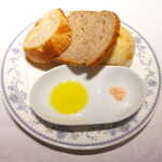 合掌レストラン 大藏 - パン三種盛り合わせ。オリーブオイルとローズソルトで