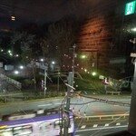 BAR TARGET - 窓から飛鳥山の夜桜と都電荒川線を臨む