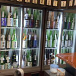 立呑み処五橋 - 2020年3月。店内の冷蔵庫には日本酒がズラリ。