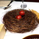 レスト ケイ ヤマウチ - ビーツ・トリフ。鳥の巣で育てられる、兄弟の卵でしょうか