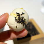 レスト ケイ ヤマウチ - さつまいもとレモンのクリーム。表面にくっつく黒胡麻が、丁度よいアクセントに