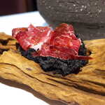 レスト ケイ ヤマウチ - 竹炭シフォンはふわふわ、ほんのりと甘み。生ハムの塩味と旨味が交錯する