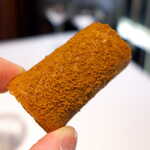 レスト ケイ ヤマウチ - 八丁味噌を練り込んだチュイル（焼き菓子）、その表面にたまり醤油パウダー