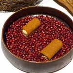 レスト ケイ ヤマウチ - フォアグラ・八丁味噌。こちらは小豆のベッドですが、生ですので食べられません…