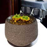 レスト ケイ ヤマウチ - 南瓜・スナップエンドウ。重厚な石の器に盛られ、存在感満点！