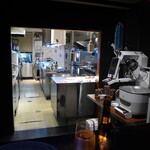 レスト ケイ ヤマウチ - まるで実験室のような厨房。右手には減圧蒸留器具「エバポレーター」