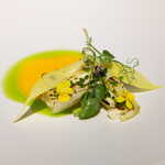 レスト ケイ ヤマウチ - 帆立はムースになって、玉ねぎの層と層の間、ミルフィーユ状に仕込まれる