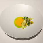 レスト ケイ ヤマウチ - 帆立・オニオンヌーボー・金柑。オニオンヌーボーとは、つまり「新玉ねぎ」のこと。玉ねぎが主役の一皿