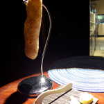 レスト ケイ ヤマウチ - バナナスタンドに吊るされた自家製パン。本当に焼きたてのチャパタ、熱すぎて手で持てない！