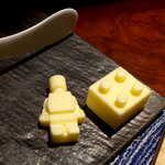 レスト ケイ ヤマウチ - バターは、どこかで見たことある形。さては… 〇ゴブロックか！？