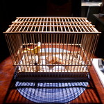 レスト ケイ ヤマウチ - 竹ひごで組み立てられた鳥カゴに、黄色い小鳥と、真ん中には… 手羽先（笑）。お品書きに記載のない一品