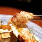 レスト ケイ ヤマウチ - ピンセットで食す趣向。海老の焼き加減はレアめ。ぷりっとしたあと、口の中でとろける食感