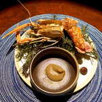 レスト ケイ ヤマウチ - 手長海老・アメリケーヌ・原木椎茸。中央下は原木椎茸のソース、右隅に黒ニンニクとレーズンのソース