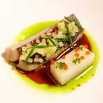 レスト ケイ ヤマウチ - 立ち上る醤油の香り、黒ムツはほんわり柔らかく、タレの甘辛さはうなぎのタレを連想させる