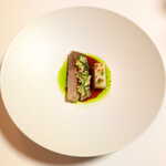 レスト ケイ ヤマウチ - 黒ムツ・ふきのとう・うど・りんご。白皿をバックにイタリアンパセリのソース、こちらも絵画のような仕上がり