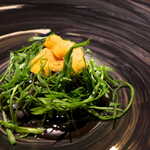 レスト ケイ ヤマウチ - 黒い物体の上に、ルッコラの緑と、雲丹のオレンジが映える