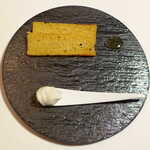 レスト ケイ ヤマウチ - サントルチオチーズ・鈴木養蜂園。八丁味噌を練り込んだブリオッシュに、西尾産の蜂蜜を添えて