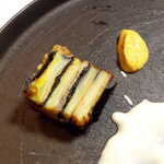 レスト ケイ ヤマウチ - 長ねぎの海苔巻は、海苔の香ばしさが印象的。右上のマスタードは、燻製香を強く効かせてあって驚いた！