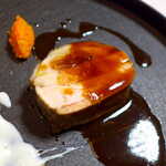 レスト ケイ ヤマウチ - 豊田市で育った黒毛鶏のもも肉を、醤油風味のソテーにしフォアグラをサンド。干し柿が隠し味