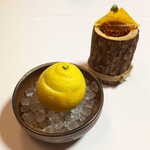 レスト ケイ ヤマウチ - 萬秀フルーツ・はるかのグラニテ。右上は同じ柑橘「はるか」を使ったフィルム状の飴