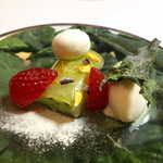 レスト ケイ ヤマウチ - 最初はレモンの甘酸っぱさが立つが、ほうれん草があとから香ってくる。右のアイスからは、三州みりんの芳醇な香り