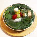 レスト ケイ ヤマウチ - 益荒男ほうれん草・角谷文治郎のみりん粕・レモン・苺。プレートの下にほうれん草を敷き、自然を感じるビジュアルに