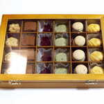 レスト ケイ ヤマウチ - アクセサリーボックスに入った小菓子たち。どれか選ぶわけですが、私たちの答えは言うまでもなく…