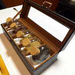 レスト ケイ ヤマウチ - 自動巻腕時計の収納ケースだろうか、ここから紅茶・ハーブティーを選ぶ趣向です