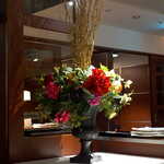 レスト ケイ ヤマウチ - 空間を彩る、華やかなフラワーアレンジメント