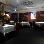 レスト ケイ ヤマウチ - ゆったりと配置されたテーブル席。この日は外出控えのせいか、席に余裕がありました